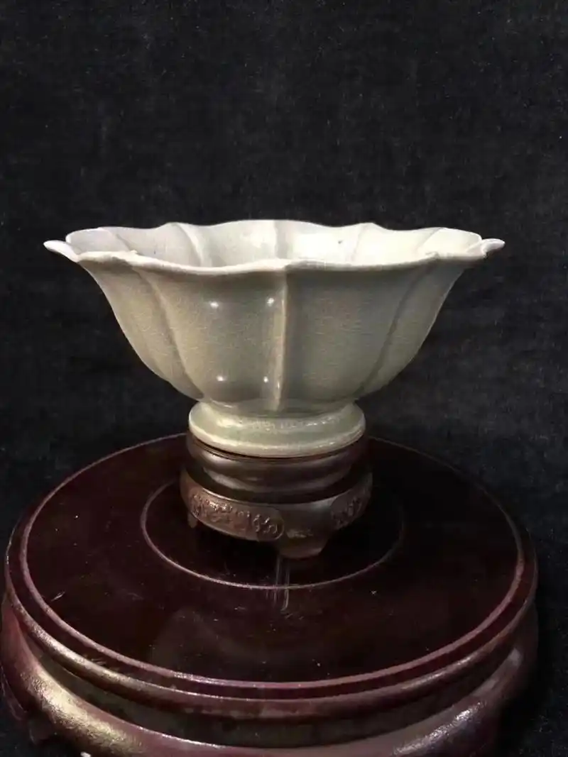 极为少见的溪口官窑青釉葵口碗,高7.5cm - 抖音