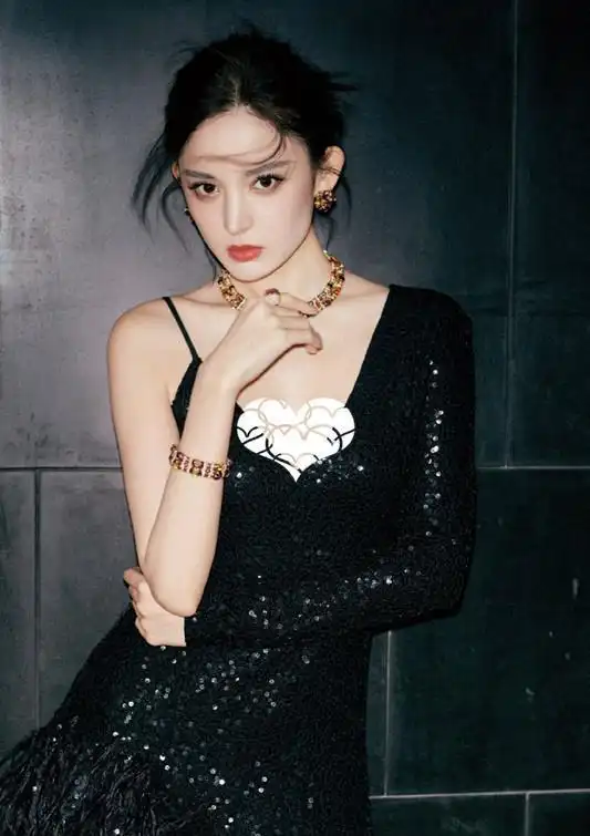 古力娜扎化身黑天鹅,身穿深v亮片礼服,大秀身材