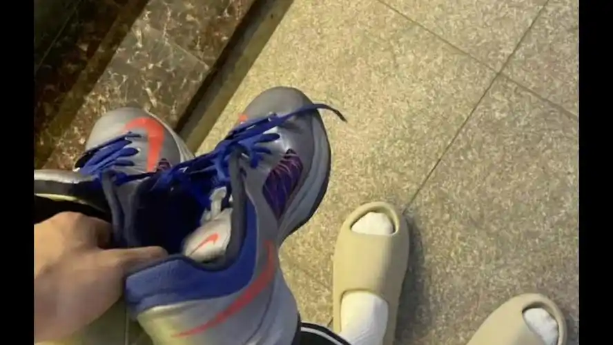 篮球体育生的日常,白袜配拖鞋