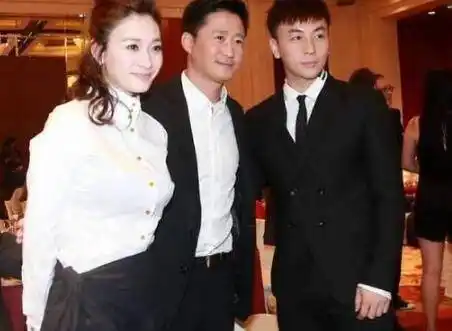 释小龙出席吴京庆功宴 网友:两代"功夫小子"同框