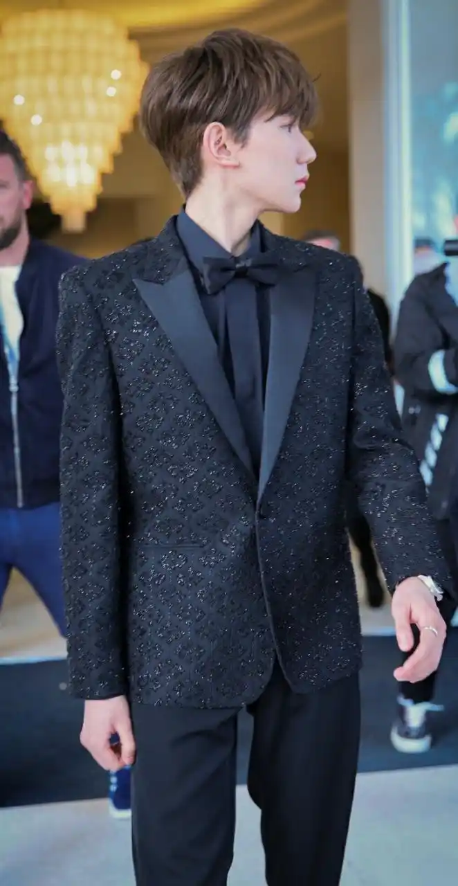 王源的西装合集!小源穿上西装可真的是太帅了!