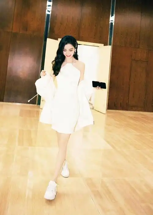 angelababy穿搭回归现实(angelababy晒美照穿挂脖小白裙)(2)