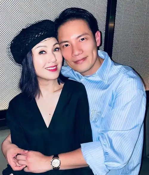 杨千嬅:参加儿子毕业典礼,穿百元t恤接地气,素颜状态不如素人|陈奕迅