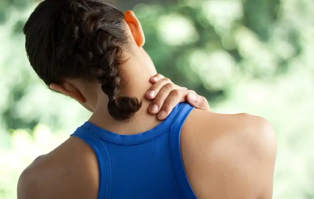 9个颈部拉伸动作每天9分钟保护脆弱的颈椎告别酸痛与僵硬