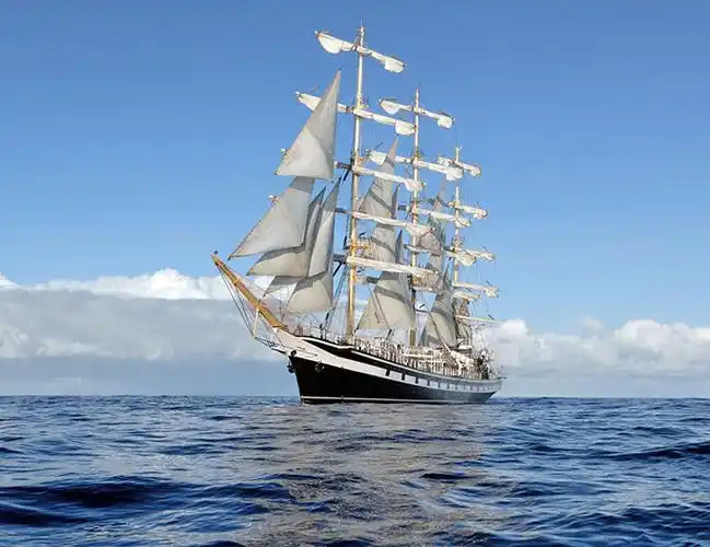 蓝天白云与海上航行的帆船高清图片