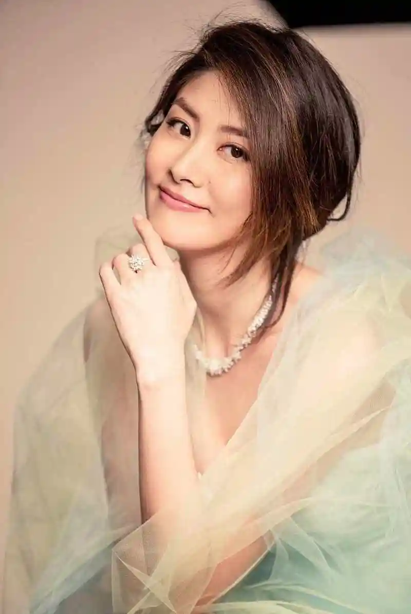 胡可说:"我谈了三次恋爱,都以分手而告终,最后我遇见了沙溢,才修成