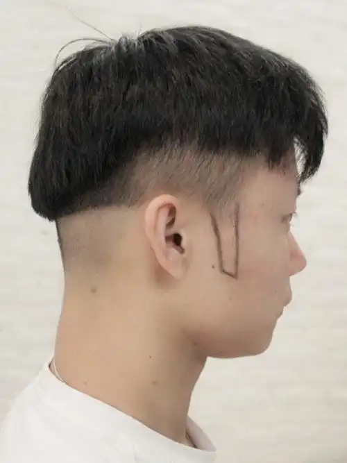 比较少,也没有鬓角,眉毛长得也是很差强人意了,但感觉男生不太适合去