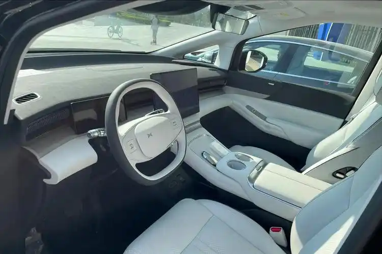 小鹏x9的内饰设计则非常的简约科技.