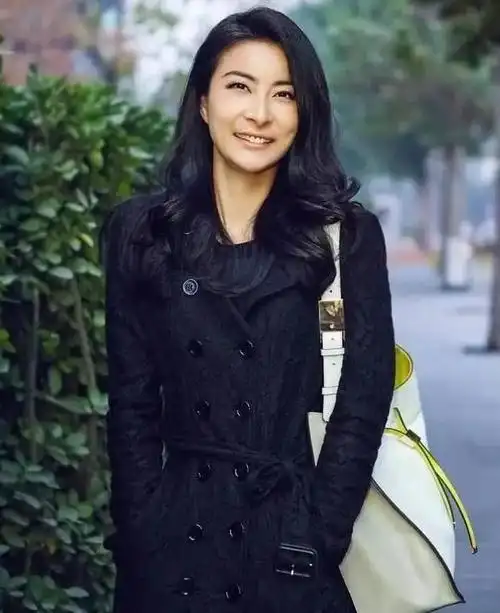 【八卦】原创40岁郭晶晶晒素颜照,戴防晒帽衣着接地气,阔太爬山爬出