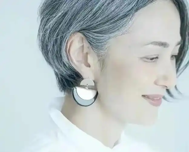 时髦奶奶惊艳:白发时髦又有活力,状态气质超年轻