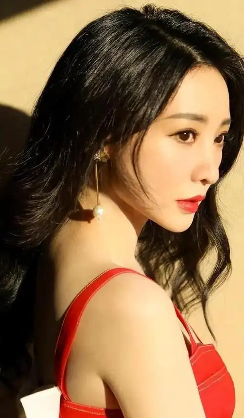 43岁还未结婚的"宅男女神"柳岩,到底是好牌打烂,还是烂牌打好?