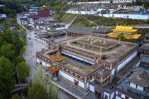 1300两黄金10000两白银修建屋顶青海绝不能错过的景色塔尔寺