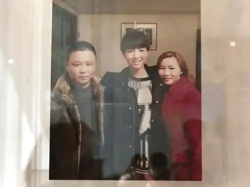 这不最近王俊凯的爸爸妈妈,就开了一家奶茶店,作为明星儿子的王俊凯