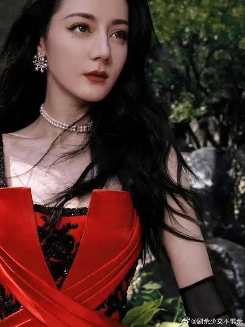 迪丽热巴烈焰玫瑰