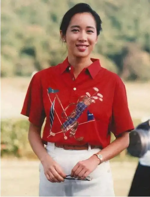 朱玲玲62岁还是个小女生粉红色休闲装配牛仔裤减龄又显苗条