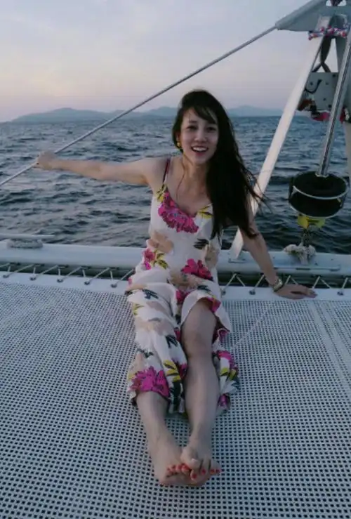 照片中,晋升辣妈的弦子身穿沙滩裙,笑得十分开心,身材依旧火辣,完全看