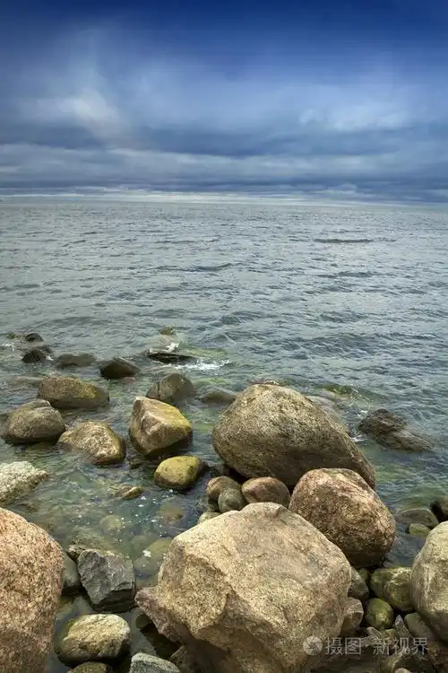 大海里的石头.夏日风景照片-正版商用图片1ky5io-摄图新视界
