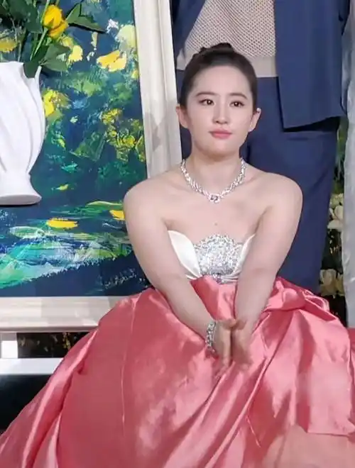 36岁刘亦菲参加新剧宣传活动,粗腿是对内娱"畸形审美"的反击_古力娜扎