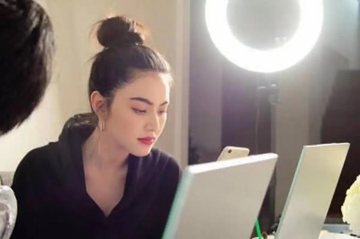 李易峰# 李易峰的妻子余俪照片曝光 #娱乐最前沿##我们都爱聊八卦