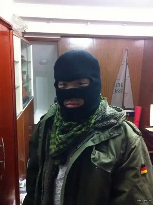 德军装甲师棉风衣,三眼头套,阿拉伯方巾,半指手套可惜没拍到