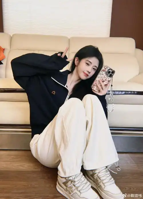 鞠婧祎再晒美照,秀纤细美腿让人陶醉,笑容俏皮温暖甜如初恋_腾讯新闻