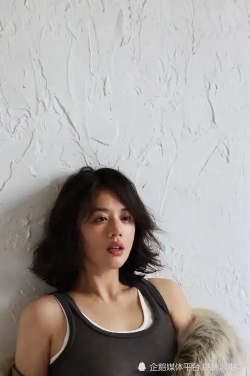 女星马思纯《idest》杂志大片,挑战慵懒性感轻熟女风引人迷醉_腾讯