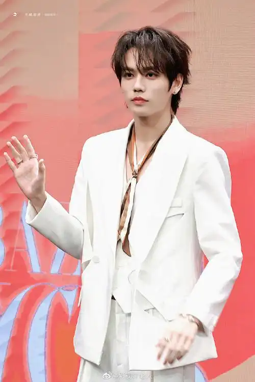 林彦俊白色v领西装造型