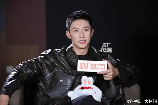 黄景瑜花絮照来咯～02来分享背后小故事:95拿到狐狸立马就问这个"