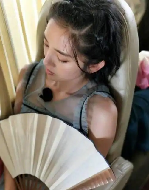 陈妍希晒各女明星的睡觉照关之琳这张很是慵懒