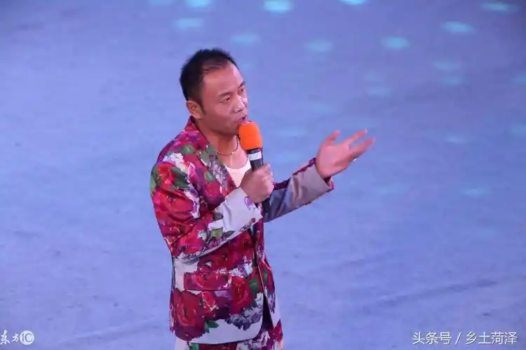 "情歌王子"祁隆举办明星演唱会 观众笑称"花花公子"