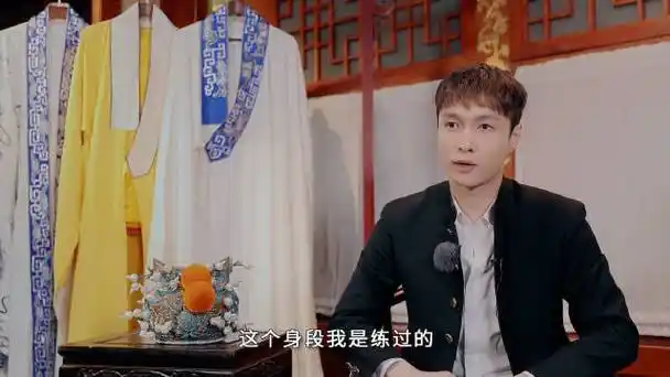 张艺兴在自己的专业领域面对采访从容表达  逻辑清晰 思路分明 出口