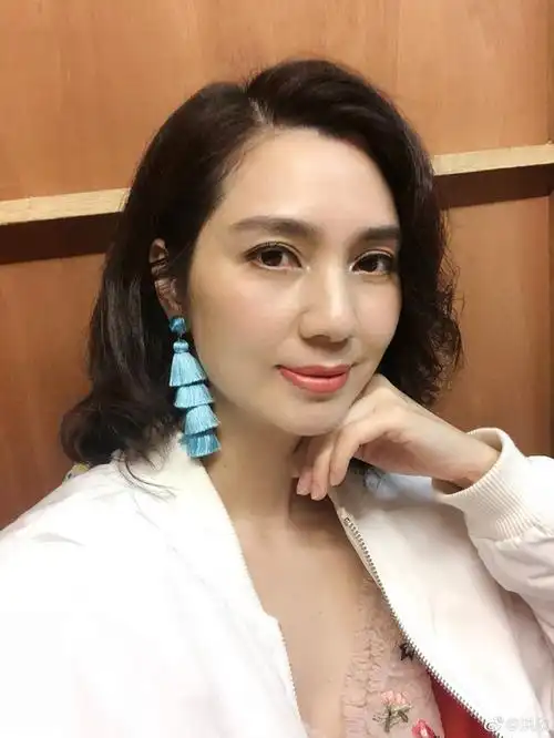 洪欣素颜与友人喝下午茶 吞云吐雾脸色不佳似有心事_新浪图片