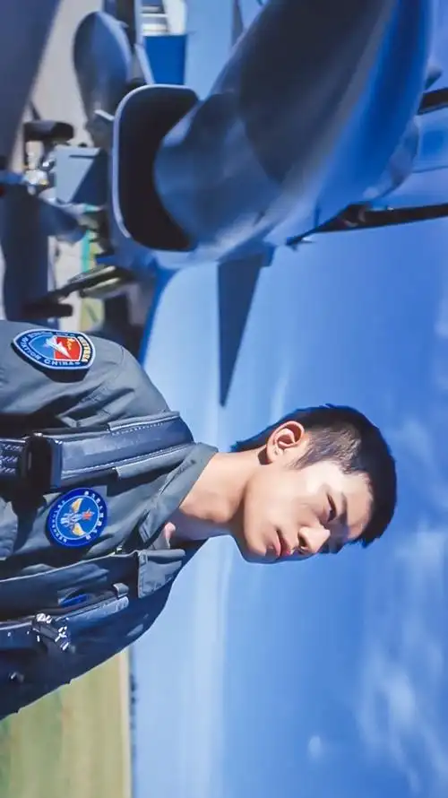 易烊千玺空军招飞宣传片完整版##易烊千玺送你一朵小红花