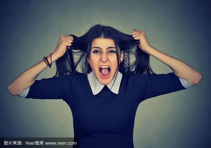 有压力的女人会抓狂地扯自己的头发