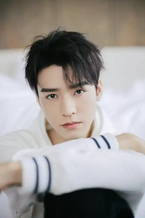 龚俊白色卫衣随拍写真简约干净温柔帅气的俊俊