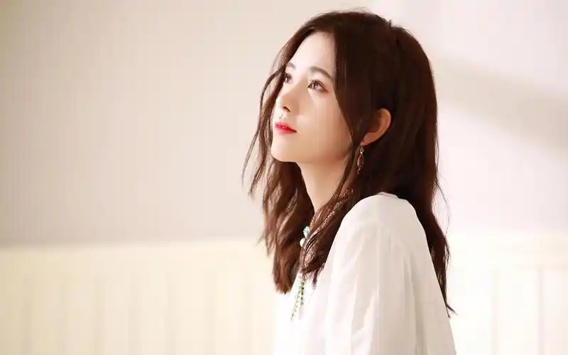 鞠婧纯白仙气高清桌面壁纸