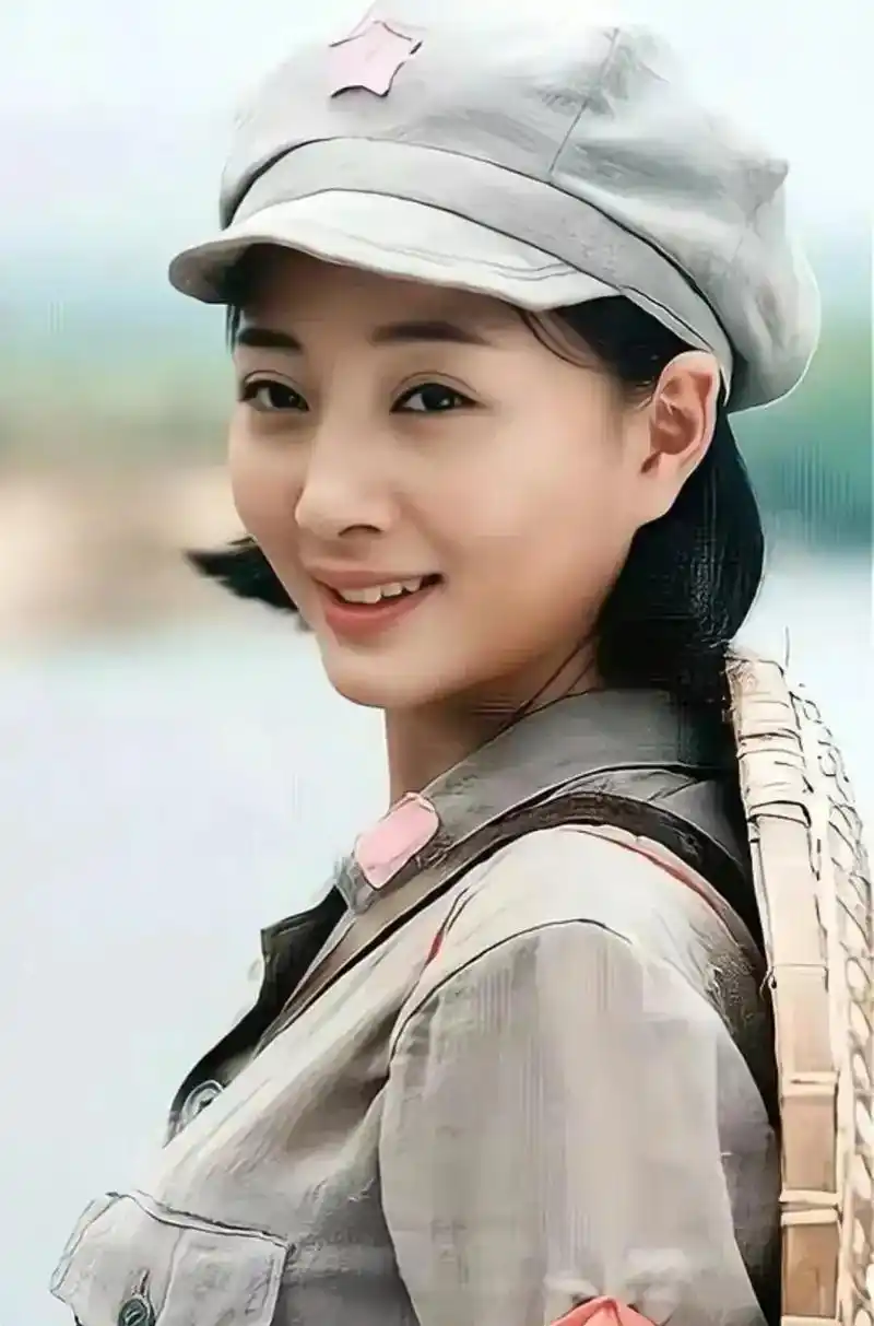 殷桃的军装照,从少女时期的青涩娇憨到中年时期成熟大气