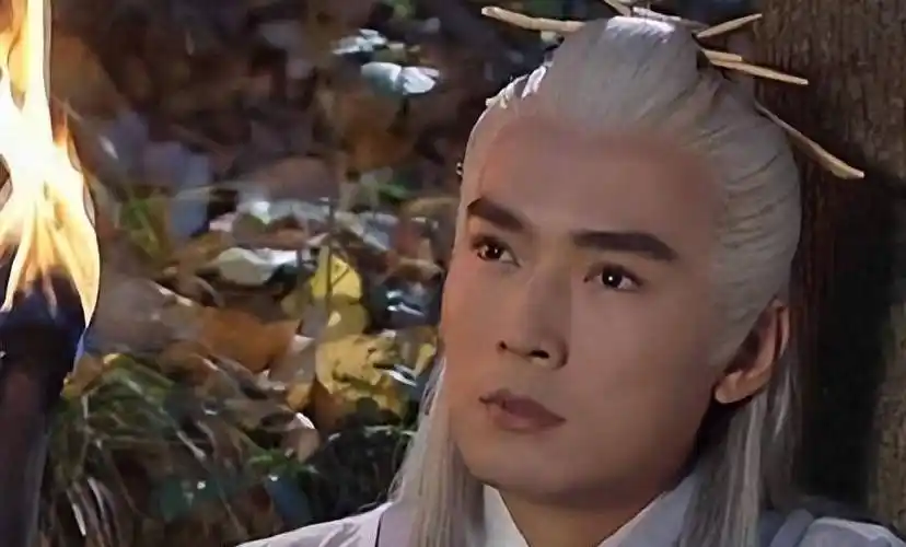 焦恩俊清朗的五官本就很适合古装,白发放在焦恩俊身上十分惊艳.