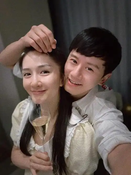 张杰晒夫妻合照庆祝丝婚高调撒糖超甜谢娜手举香槟露幸福笑容