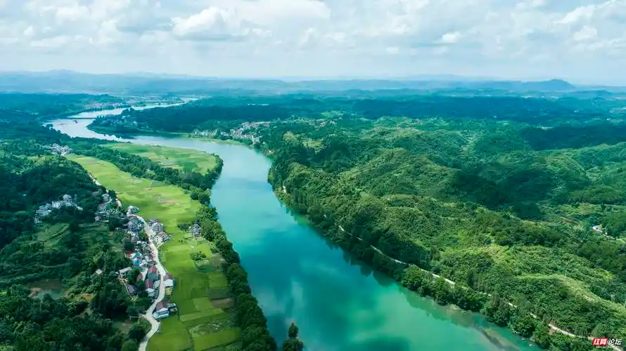 青山绿水生态美