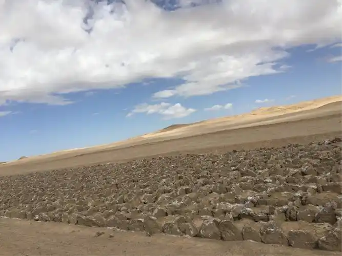 这是大柴旦通往敦煌的无人区公路.