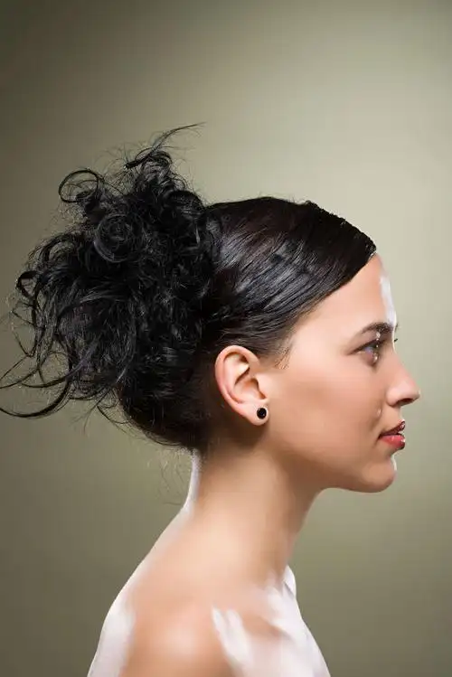 金发女子的侧面肖像