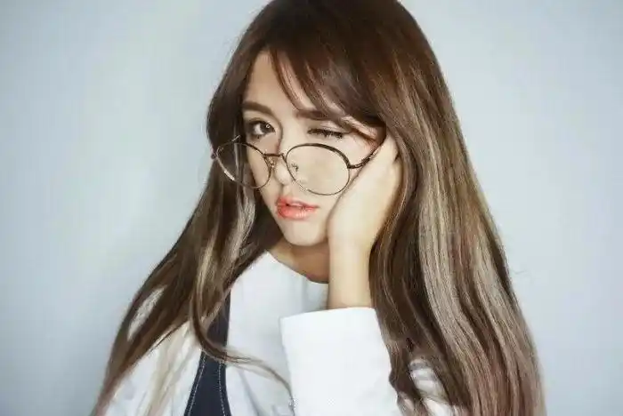 檀棕色挑染淡金色像极了浓郁香甜的奶茶.