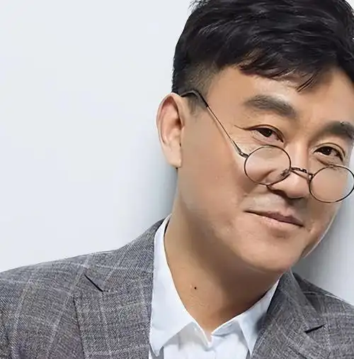 李海洋人不错,真的不错,而且很有想法,自己也不是不喜欢她.