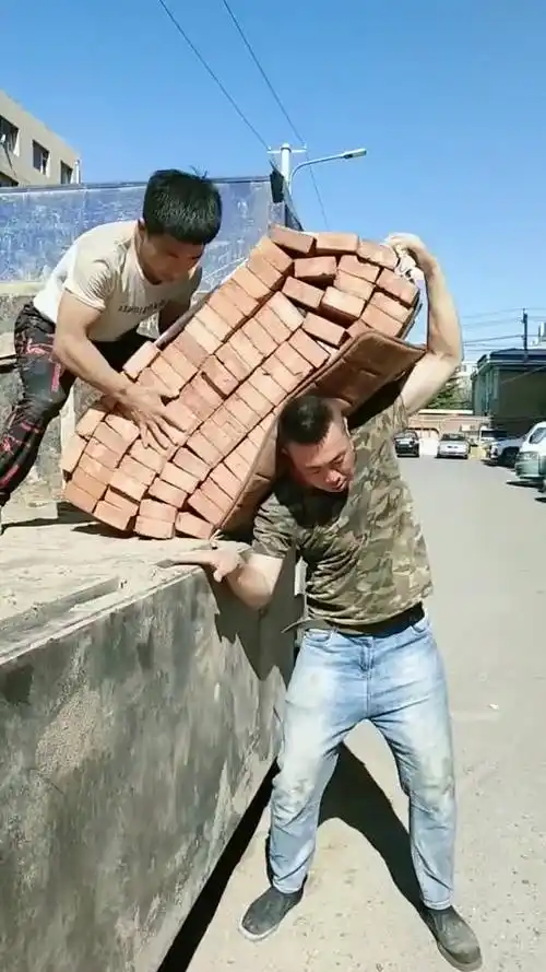 男人真的辛苦,竟然扛了这么多的砖头,为了养家真的不容易