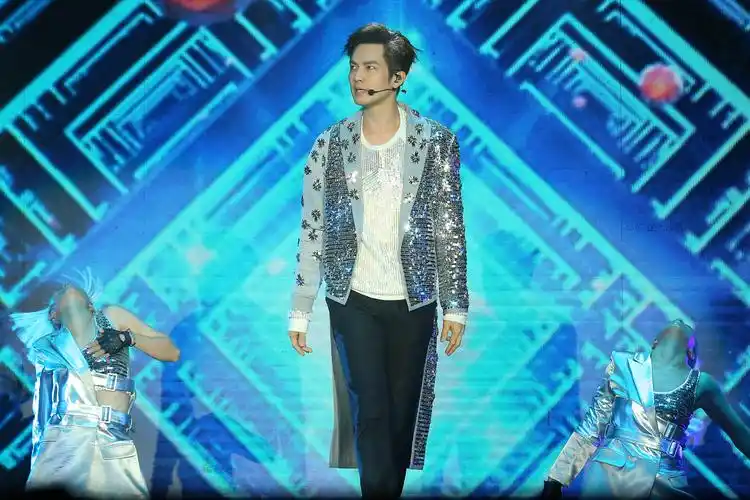 钟汉良巡演南京站 七夕前夕浪漫弹奏钢琴