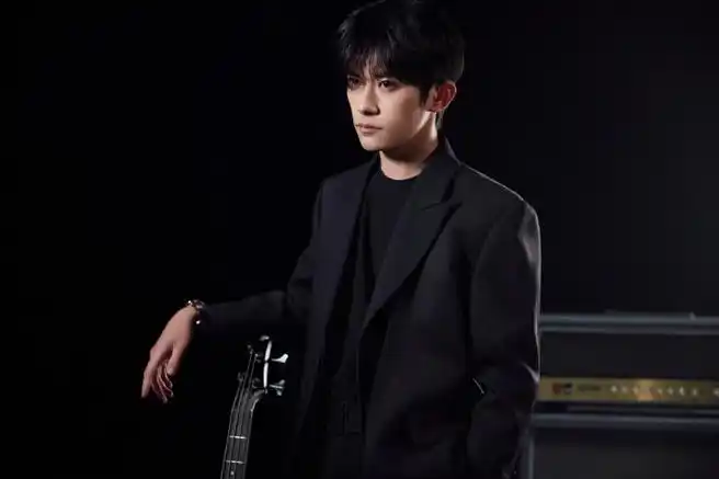 易烊千玺西装弹贝斯