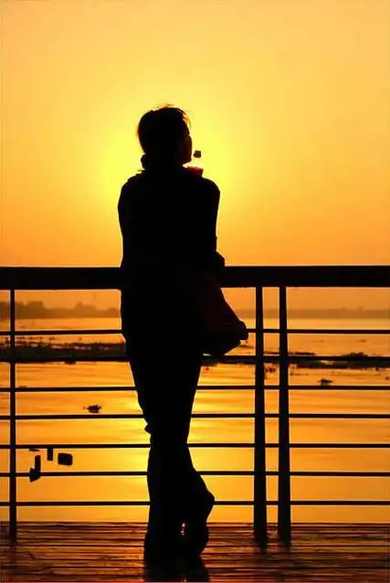 绚丽晚霞中的背影,唯美意境的人物背影图片