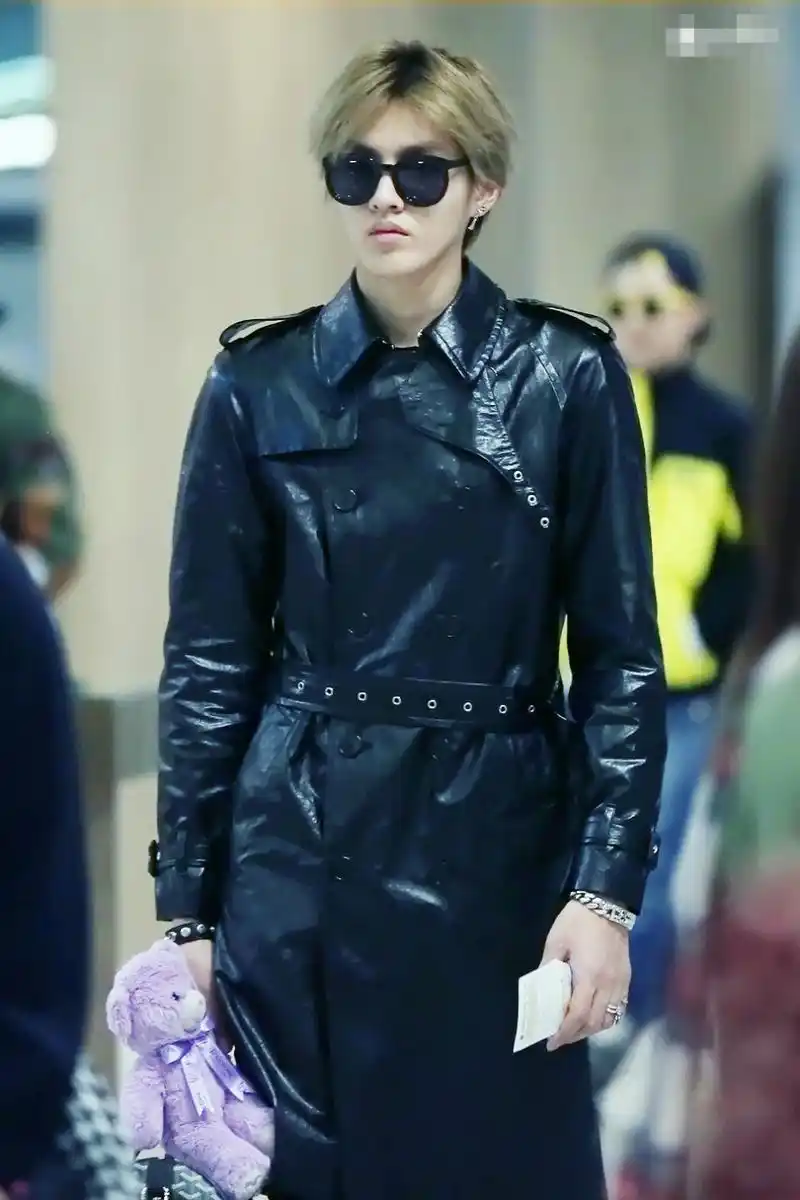 【星衣神探】吴亦凡生日秀街拍 腿长就爱长下摆