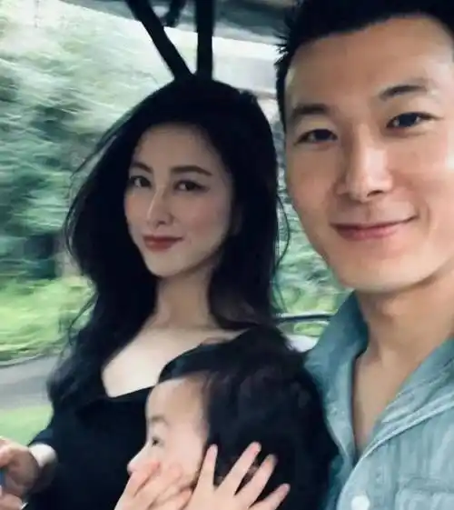 朱珠陪老公三亚过生日,海滩晚餐浪漫十足,一家三口好幸福_王昀佳_母亲